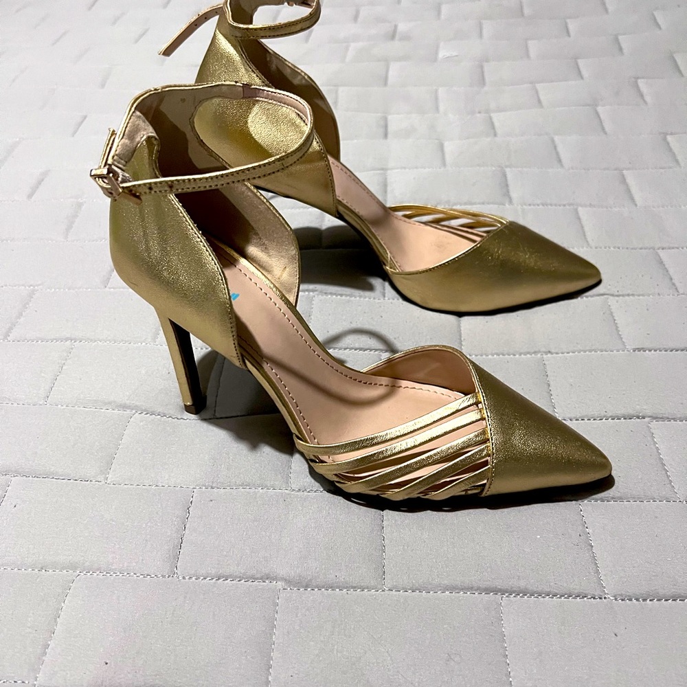 Gorgeous pair of heels. Golden color